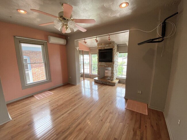 Building Photo - 3 Bedroom 1.5 Bath Private Home Must See K...