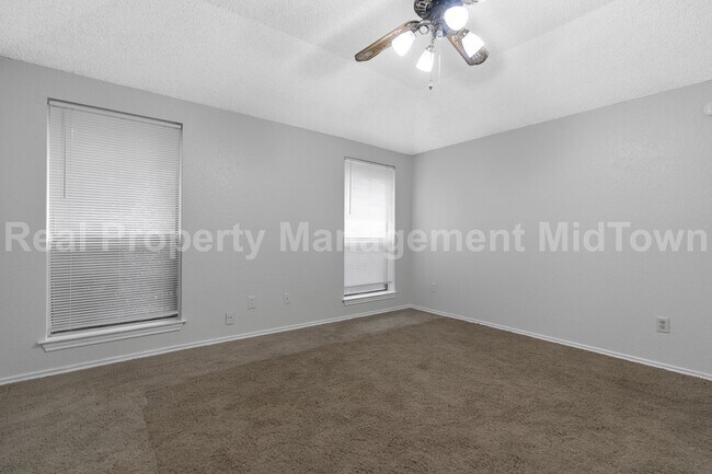 Building Photo - Charming Home in Established Community