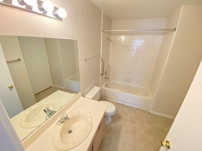Building Photo - Charming 2Bed/2Bath 1st Floor Condo nestle...