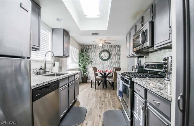 Building Photo - 101 Luna Way