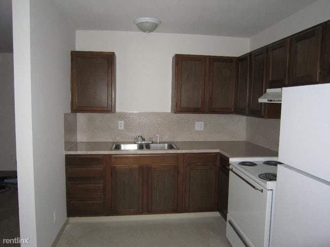 Building Photo - 2 br, 1 bath Apartment - Martin House Apts 32