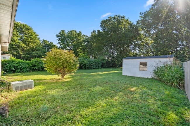 Building Photo - 1324 N Forest Ave