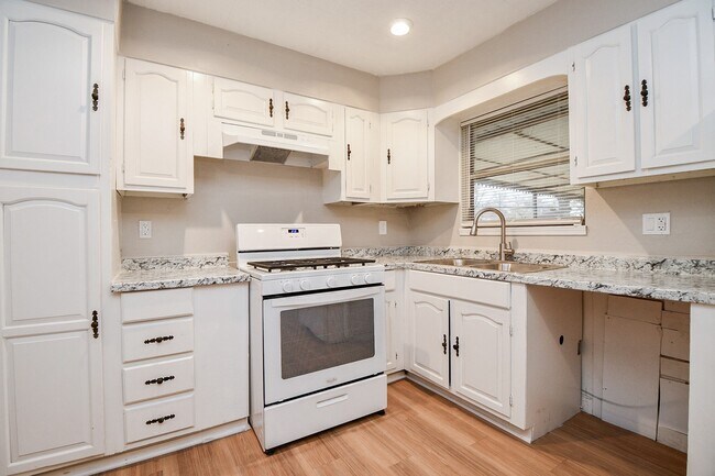 Building Photo - 919 Forest Oaks Dr