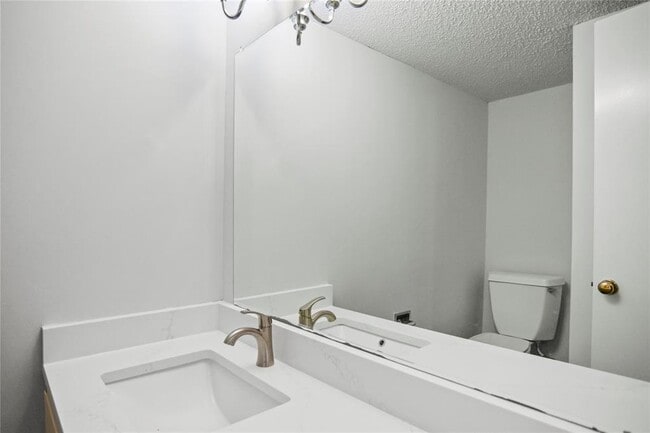 Building Photo - 6635 Valleyside Rd