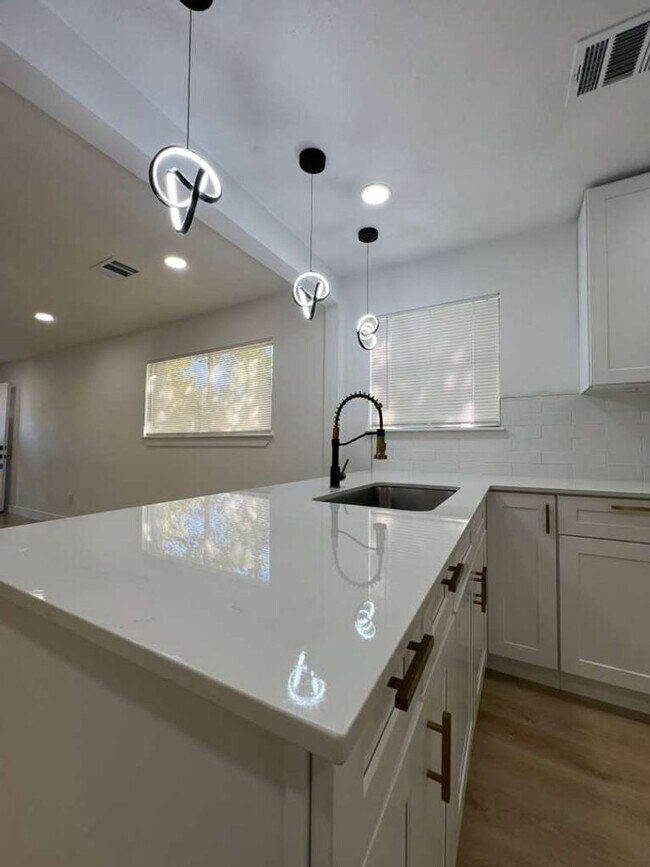 Building Photo - BEAUTIFUL HOME IN HOUSTON. MOVE IN READY!.