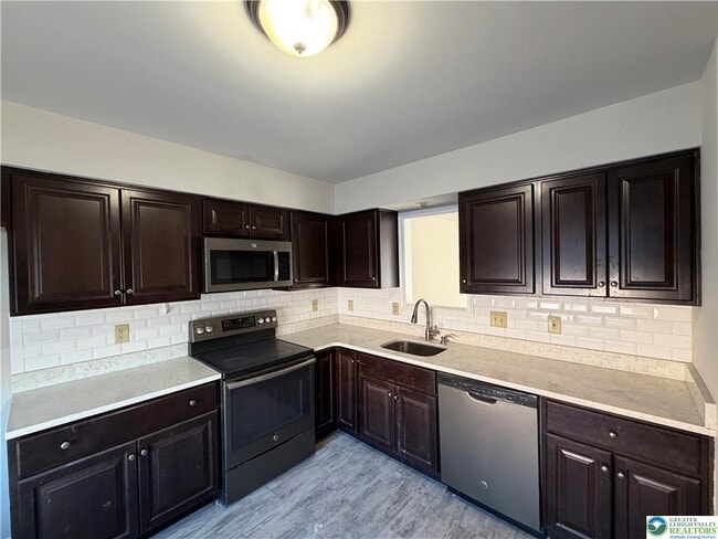 Building Photo - 350 Moty Dr