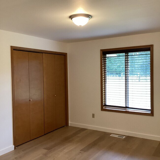 Building Photo - Ranch Style Rambler located in Stannwood