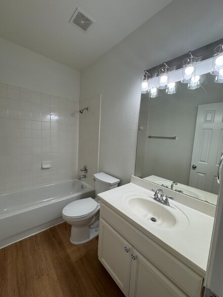 Building Photo - 2105 Lanshire Dr