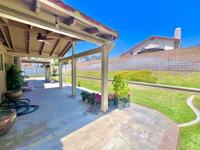 Building Photo - Spacious 5-Bed, 3-Bath Home in Rialto – Ve...