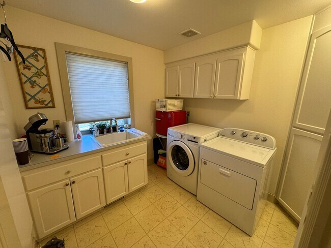 Building Photo - 4bd/4ba Kirkland House
