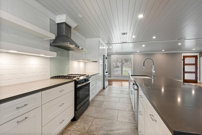Building Photo - Beautiful 4 bedroom, 2.5 bathroom home in North Austin!!!