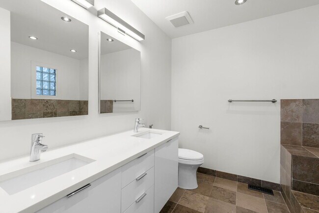 Building Photo - 1618 W Pierce Ave