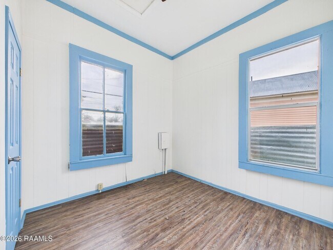 Building Photo - 405 E Convent St