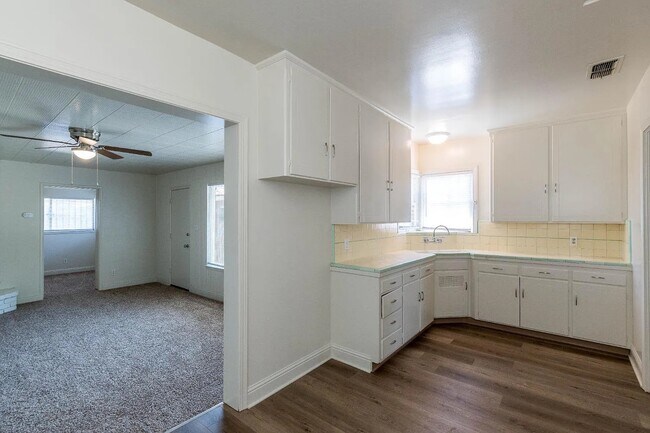 Building Photo - 1724 N West Ave