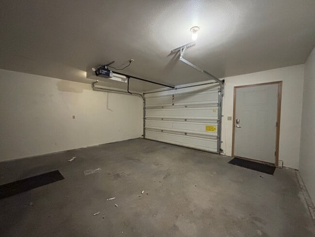 Building Photo - 4 Bedroom Townhome in Hawks Ridge