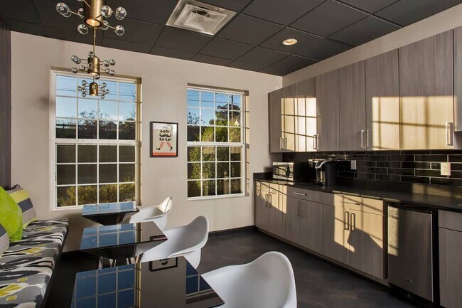 Building Photo - 142 University Village Dr