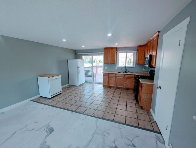 Building Photo - GET $500 OFF THE FIRST MONTHS RENT!!!
