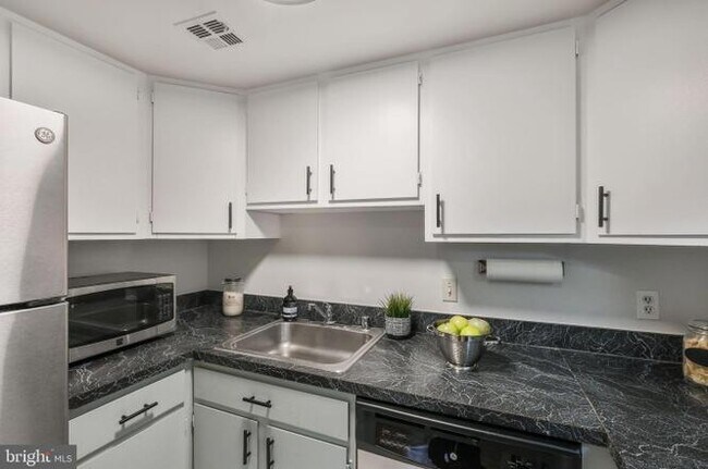 Building Photo - 1438 Meridian Pl NW