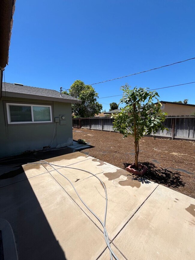 Building Photo - Available Now! Move-In Ready