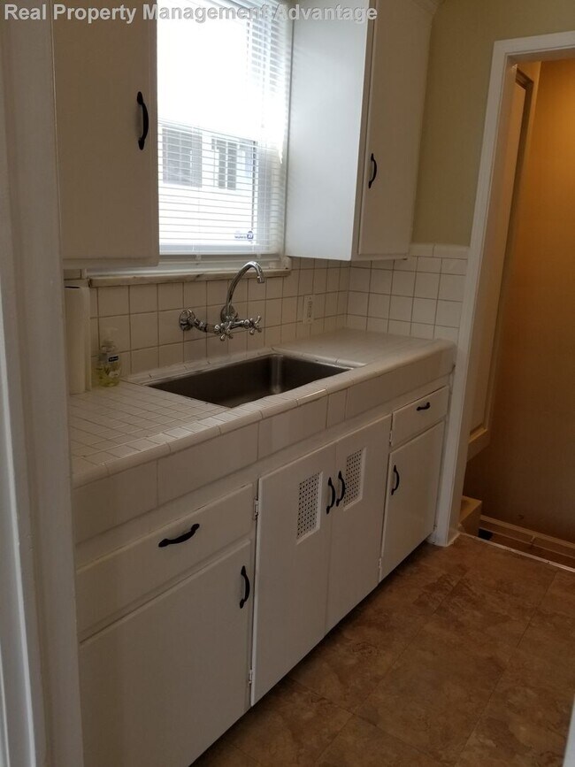 Building Photo - Meticulously Maintained 2 Bedrooms and 1.5...