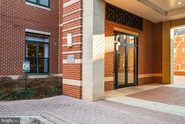 Building Photo - 2220 Fairfax Dr