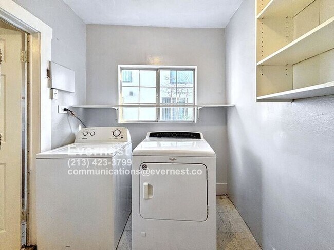 Building Photo - Charming 2-Bedroom Home with Garage and Ba...