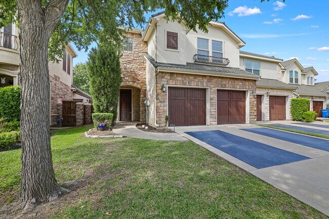 Building Photo - Stunning Townhome in Coves at Columbian Club