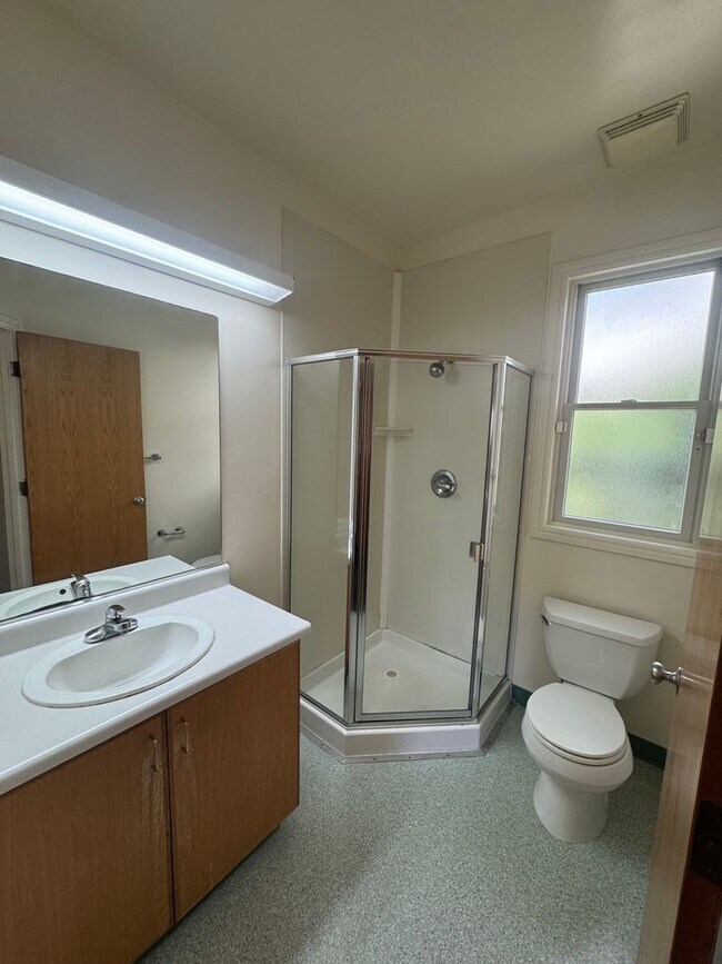 Building Photo - ***REDUCED SECURITY DEPOSIT*** Cottage style  5 bedroom apartment 3 1/2 blocks from campus