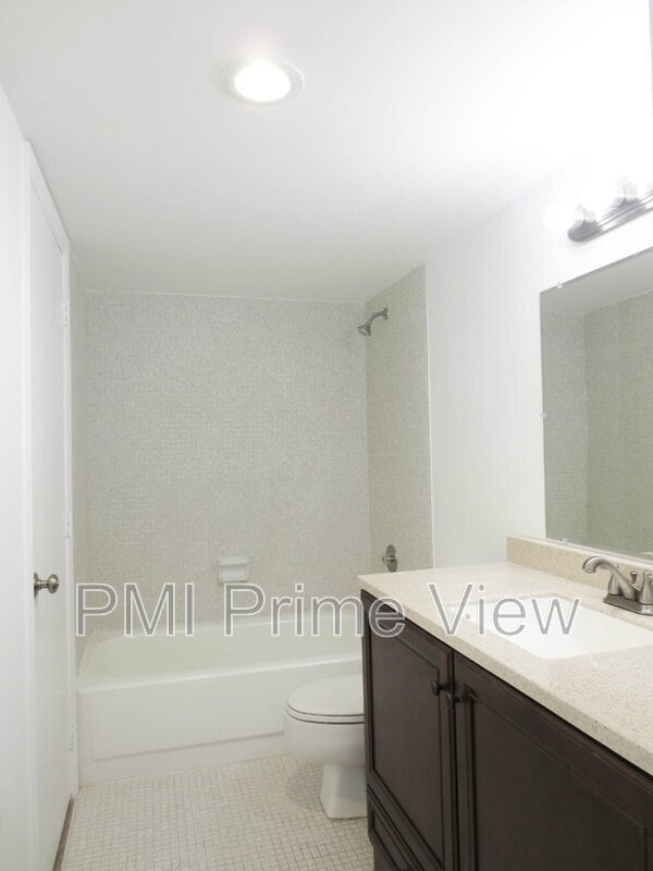 Building Photo - 4164 Inverrary Dr