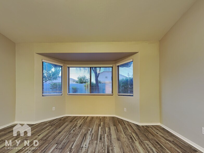 Building Photo - 10740 W Mountain View Dr
