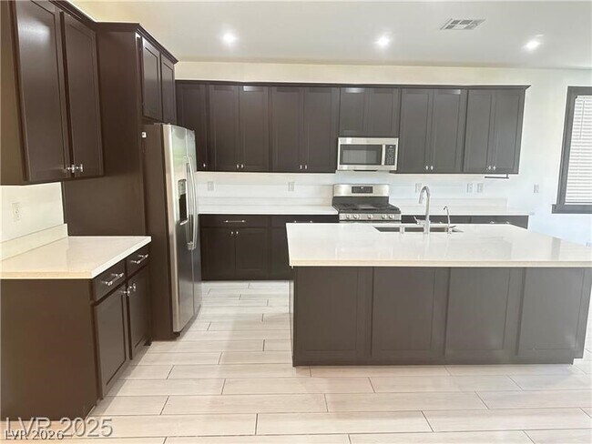 Building Photo - 9565 Camelback Crk Dr