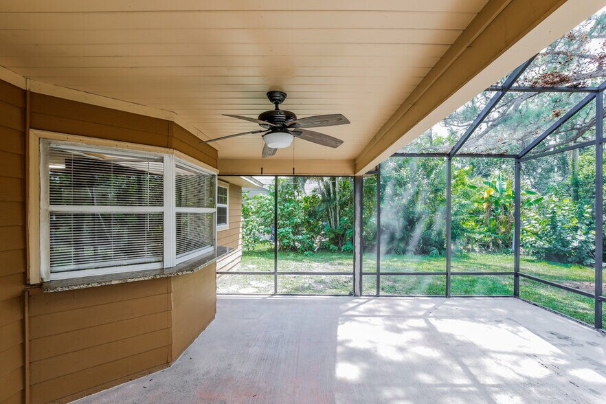 Building Photo - 222 SW Starflower Ave