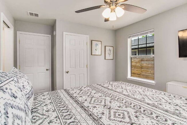 Building Photo - Charming 3-Bedroom, 2-Bath Home Near Downtown Pensacola