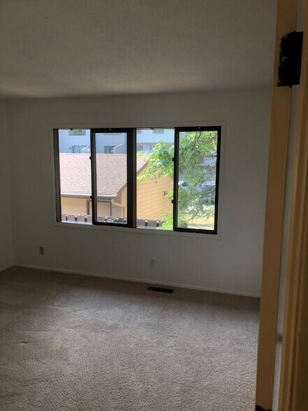 Building Photo - 240 W Eagle Lake Dr