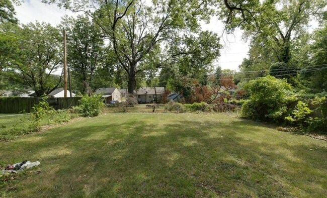 Building Photo - Section 8 Welcome !  Spacious 3 Br / 1 BA Home For Rent !