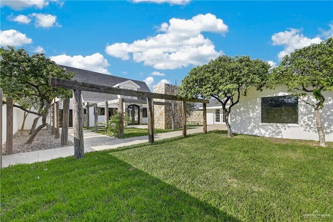 Building Photo - 12303 Lakeview Dr