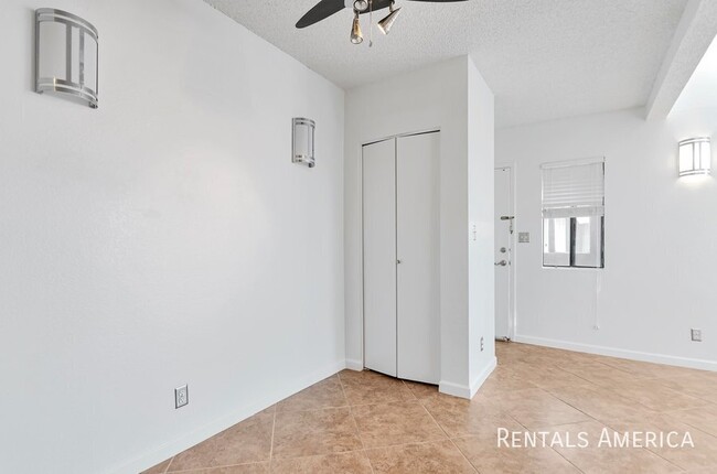 Building Photo - Availabe now 1 bed 1 bath