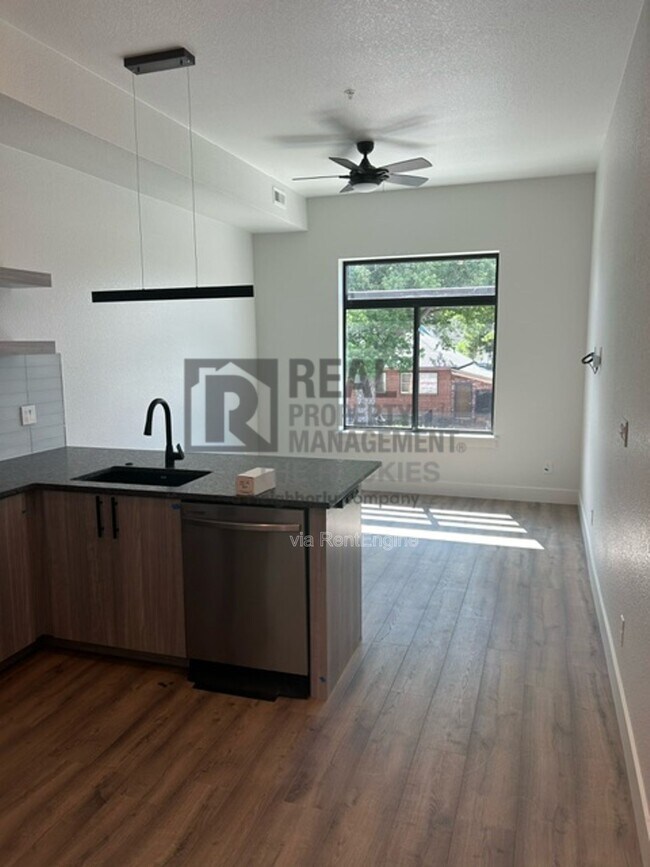 Building Photo - 400 N Garfield Ave