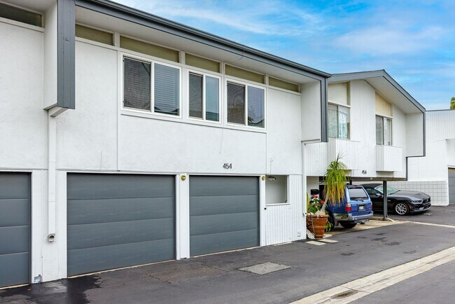 Building Photo - Upgraded Newport Beach Townhouse in Park Lido!