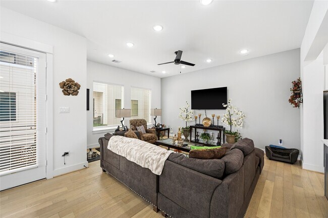 Building Photo - 2502 Tuam St