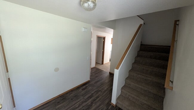 Building Photo - 4 bedroom 2.5 bath home