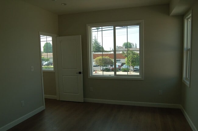 Building Photo - 425 W Duarte Rd