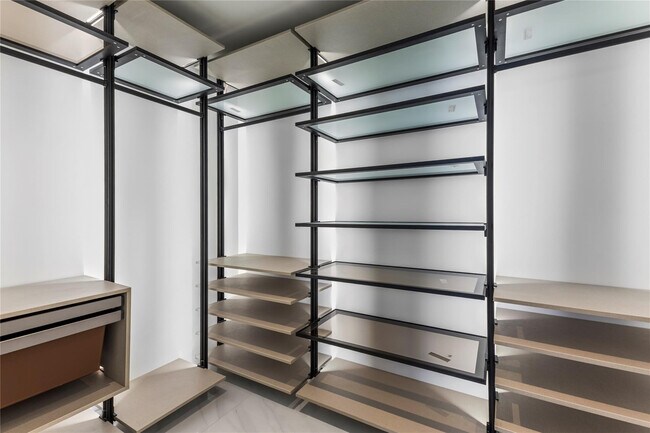 Building Photo - 700 NE 24th St