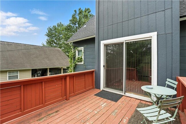 Building Photo - Great 2 bedroom 2 FULL bathrooms remodeled...