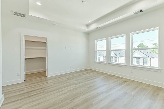 Building Photo - 5703 Balbo St