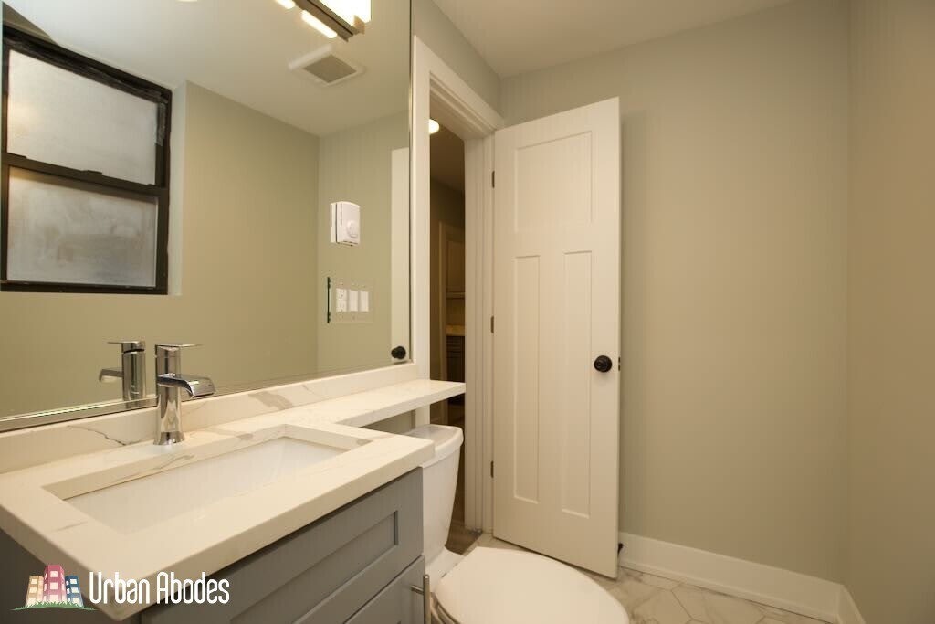 Building Photo - 535 W Belmont Ave