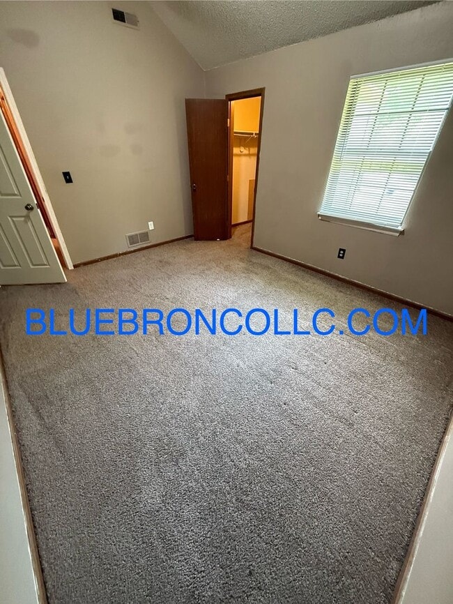 Building Photo - This one will go fast, marvelous 3 bedroom...