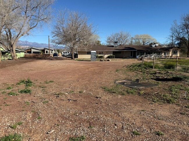 Building Photo - Beautifully Remodeled Three Bedroom Home on 2 Acres with Horse Privileges in Hurricane