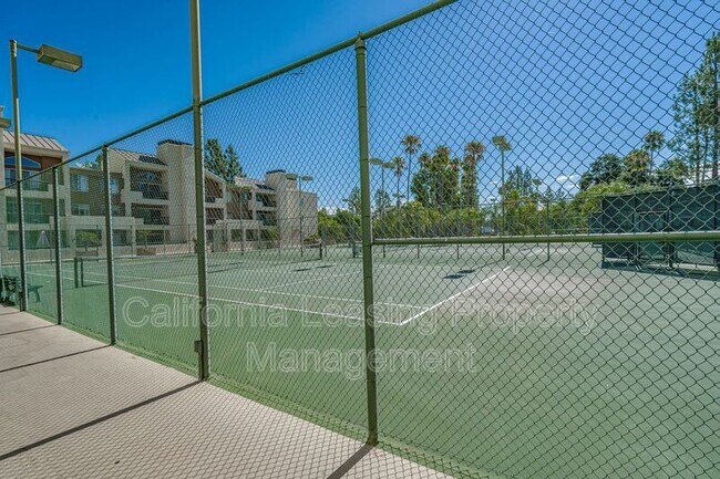 Building Photo - 5535 Canoga Ave