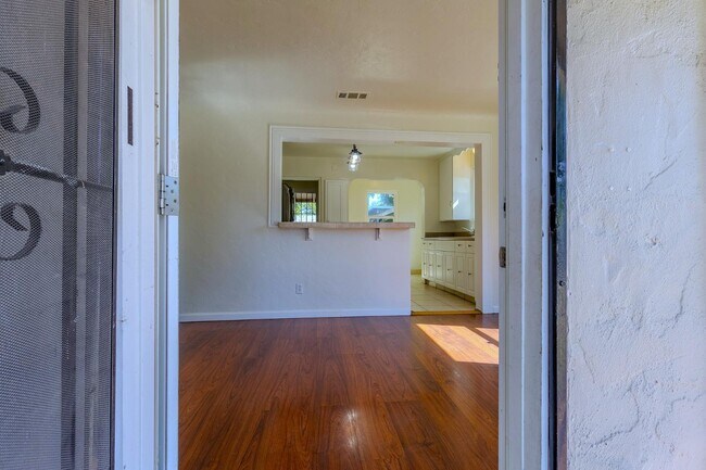 Building Photo - 2137 Raymond Ave